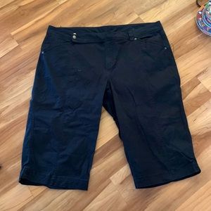 Black Capri pants
